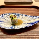 鮨 八咫烏 - 8種のハーブ春巻き