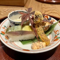 京味 もと井 - 鯖寿司　松茸のフライ　梨の擂り流し　大徳寺麩　柿の胡麻和え