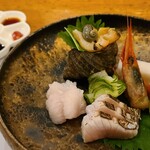 266908953 - 刺身盛り合わせ
                      ⑨栄螺(山口県産)⑩紹興酒漬け甘海老(北海道産)⑪炙り鰆(山口県岩国産、サワライダー)⑫真穴子(山口県産)
                      薬味:酢味噌、醤油、山葵、藻塩、オリーブオイル、ポン酢、梅 