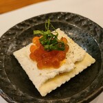 266908924 - ②新イクラ&クリームチーズのカナッペ、刻み大葉載せ
                        粒の小ささがこの時期の新イクラの特徴、鮮度が落ちたものは薄膜が硬いのですがこれは軟らかい、クリームチーズともマッチしています