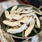 松茸山 鈴子山荘 - 松茸なべ。スライス松茸の下には鶏肉、葱、糸蒟蒻。