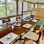 松茸山 鈴子山荘 - テーブル席。ちょっと斜めになっていて苦手な方は注意が必要です。