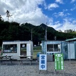 松茸山 鈴子山荘 - 駐車場。ここから会場までマイクロバスで送迎してくれます。