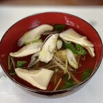 松茸山 鈴子山荘 - 松茸たっぷり！葱と三つ葉も加わり風味の良いお吸い物でした✩.*˚