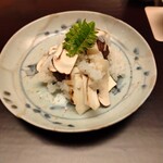 266909676 - 先付。京都産の新米に信州産松茸の松茸ご飯に丹波産栗の渋皮煮という贅沢な組み合わせ。味付けはシンプルに塩だけだが、米や栗の味をハッキリ感じられてめっちゃ美味しい。この日の一番。
