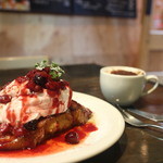 THE CAFE - 外側はカリッ、中はフワッと・・・焼き立ての甘くて香ばしい香りのバゲットにベリーの甘酸っぱさが相性抜群！