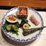 日の出 - 口取り(蛍烏賊姿煮・蟹湯葉巻・生ハムトマト・他)