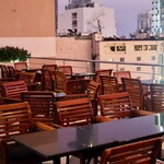 Saigon Saigon Rooftop Bar - 心地よい風が吹くテラス席
