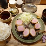 tonkatsu.jp - ひれかつ（サドルバック）定食とミニひれかつ単品（あわ雪ポーク(右2切れ)）