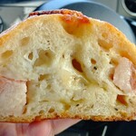 ベギュエリー - チーズとベーコンのリュスティックの断面