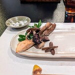 郷土料理ともん - 肉にきのこが生えたかのような舞茸を見ておくれ。天ぷらをはるかに凌駕する強烈な風味