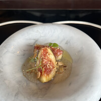 表参道うかい亭 - うかい厳選牛ランチコース１４５２０円。イチジク 白葡萄のジュレ。豊潤なイチジクです。