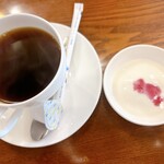 あいるとんかふぇ - 14時までドリンク頼めば100円引きとミニデザートつきます。デザートはヨーグルト。