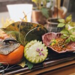 赤坂おぎ乃 - 八寸:台はいかだを表現。灯籠は菊大根。