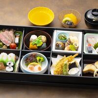 会席弁当 8ツ仕切