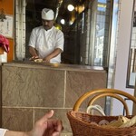 サーガル - ナンを焼くやたらと愛想の良い店員さん