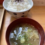 TEA HOUSE U×U - ランチにつくご飯と味噌汁。具は茄子と玉ねぎとネギでした。