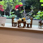 TEA HOUSE U×U - 店内カウンター席。非常におしゃれな小物があります。
