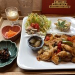 TEA HOUSE U×U - 霧のおすすめランチ1500円(ドリンク付き)この日は鶏と蓮根の甘酢炒めでした。