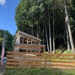 TEA HOUSE U×U - 階段を上がったところにおしゃれなお店があります。