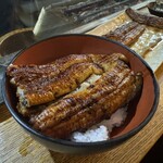 かぶと - 贅沢うな丼です。　手前天然、奥養殖