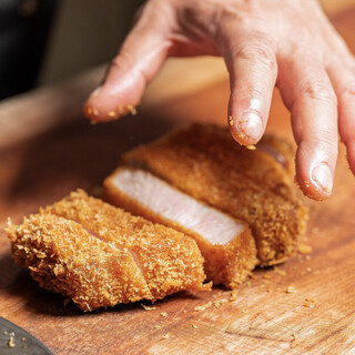 旨い豚と職人の仕事が光る‘ご馳走’のとんかつ