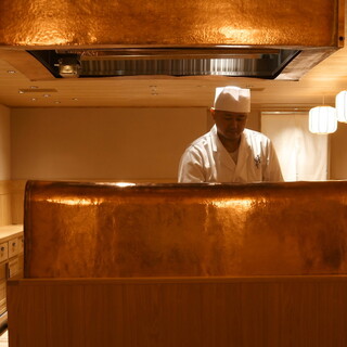 カウンターで堪能する出来たてのとんかつ