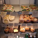 ベーカリー オールド キッチン オーガニック - 陳列棚の様子③。