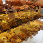 ベーカリー オールド キッチン オーガニック - 陳列棚の様子①。