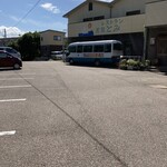 民宿・レストランとみ - 広い駐車場