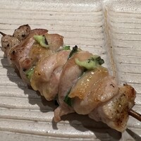 焼鳥 おみ乃 - ツルムラサキの挟まった焼き鳥なんて初めて