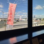 肉の青木商店 - 窓の外は秋晴れの景色
