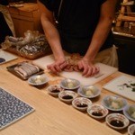 さえ喜 - うちわ海老捌いてます