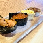 すしやのたい悟 - 終いのお皿。５貫。長方硝子へ端正に並ぶ。