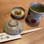 すしやのたい悟 - テーブル席２名を予約。天塩皿、湯呑み、ガリ小鉢のまとまりある温かな風合い。