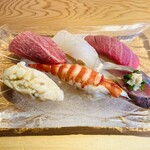 すしやのたい悟 - 初めのお皿。５貫。涼しげな硝子の器にて「たい悟さんの鮨たち初めまして」。