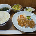 キッチン ブルー グローブ - 豚ロースソテー　ボルチーニとオニオンのスリームソース