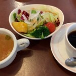 Cセットのサラダ、スープ、ソフトドリンク　1045円