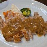 キッチン ブルー グローブ - 豚ロースソテーのアップ