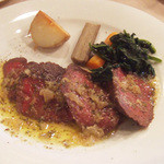 サンク・オ・ピエ - オーストラリア産の赤身の牛内モモ肉120gのステーキ メートル・ドテル風