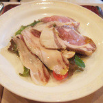 サンク・オ・ピエ - 薩摩黒豚肩ロースのスモークハムとハンガリーの国宝豚マンガリッツァの生ベーコンの盛り合わせ