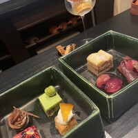 Auberge TOKITO - 右　バナナとチョコの浮島、ぶどうの錦玉羹、無花果の赤ワイン煮とあかね林檎のコンポート　　　　　　　　　　　　　左　チョコマロン、抹茶のムース、カシスとエルダーフラワーのムース、洋梨のコンポート