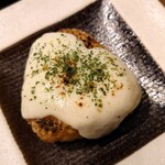 SAN EI酒場 - ◯チーズ焼きおにぎり380円