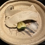 富小路 やま岸 - 丸一本の焼き松茸