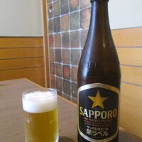 しら河 浄心本店 - SAPPORO 黒ラベル 中瓶 750円（税込）。