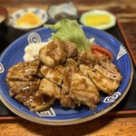 ホルモン栄楽 - 照りのいい、肉厚の豚バラ肉を使用。