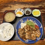 ホルモン栄楽 - しょうが焼定食900円  おかず大盛り200円。お野菜でお腹いっぱいになるので、お野菜は半分でお願いしました。