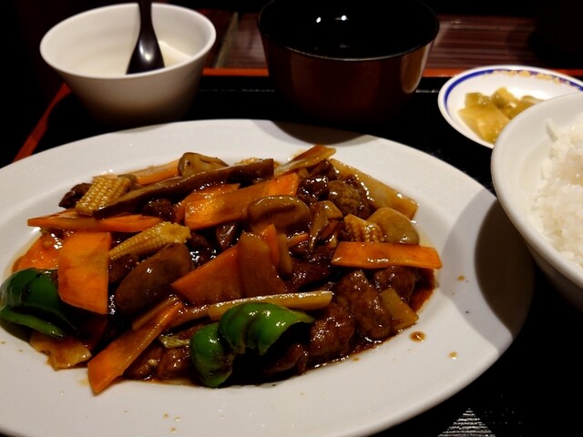 珍香亭満皇様 A rare lacquered and mother-of-pearl inlaid porcelain vase