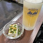 お好み焼き 岩ちゃん - たちまち生ビール。お通しが着くのが嬉しい。