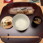 徳ㇵ本也 - 秋刀魚の炭火焼き　